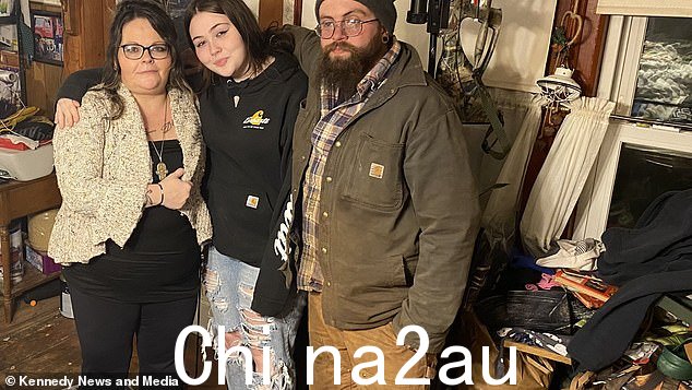 在听到 Lexie 的尖叫声后,她 43 岁的母亲 Ryan Beebe 和 30 岁的继父 Zachary Wagner 冲下了楼梯(合影)