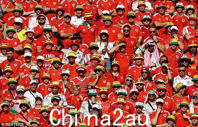 球迷们被允许带着彩虹主题的渔夫帽和旗帜进入 Ahmad bin Ali 体育场观看今天威尔士对伊朗的世界杯比赛
