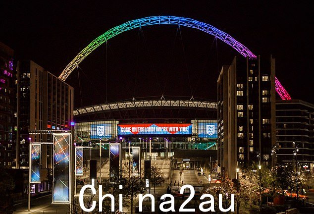英格兰用彩虹色点亮了温布利球场,以抗议国际足联