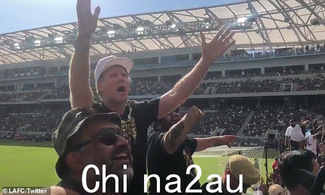 好莱坞明星 Will Ferrell(中)在一场 MLS 比赛中大肆宣传 LAFC 支持者