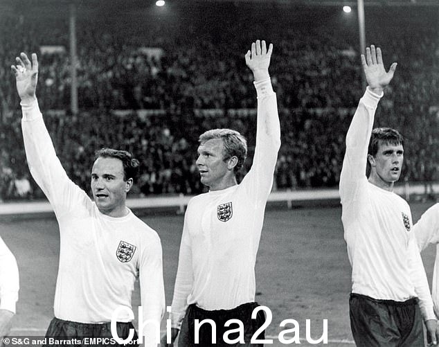 soccer这个词从19世纪末开始在英国流行,到20世纪下半叶开始没落。上图:半决赛战胜对手后在场上的英格兰球员葡萄牙参加 1966 年世界杯