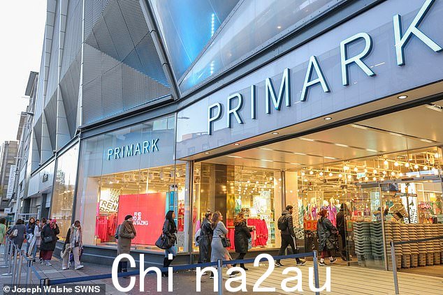 翻新和升级商业街、购物中心和零售公园的商店构成现金注入的一部分,包括更新室内装饰