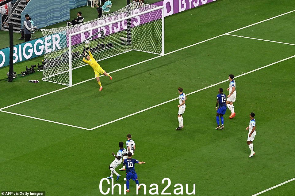 Christian Pulisic (10) 为美国队带来了本场比赛的最佳机会,上半场在 Al Khor 的上半场射门让横梁嘎嘎作响