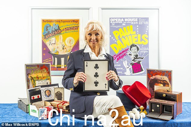 哇!他出售的一些标志性技巧包括售价 3,380 英镑的透明断头台和红色售价 4,420 英镑的剑幻盒