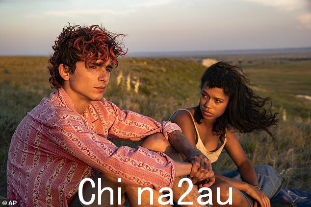Road trip:Timothee Chalomet 和 Taylor Russell 凭借《识骨寻踪》排在第七位,作为一对千里之旅的年轻夫妇。该剧在首映的前两天共赚得 135 万美元long weekend