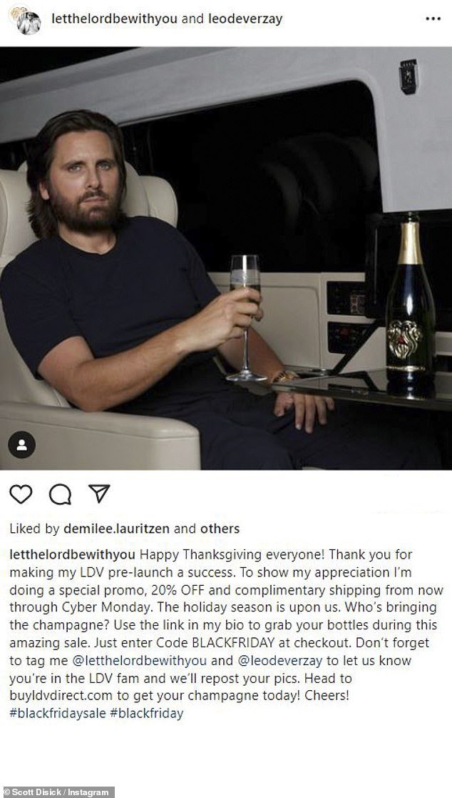 与此同时,Kourtney 的前男友 Scott Disick 感恩节在 Instagram 上宣传他与 Leo de Verzay Champagne 的合作关系。具体来说,他正在为一个特别的黑色星期五促销做广告