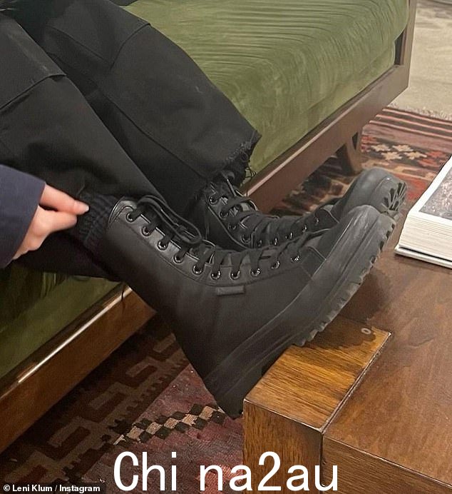 检查一下!Leni 以她的 Superga 靴子的特写镜头结束了帖子