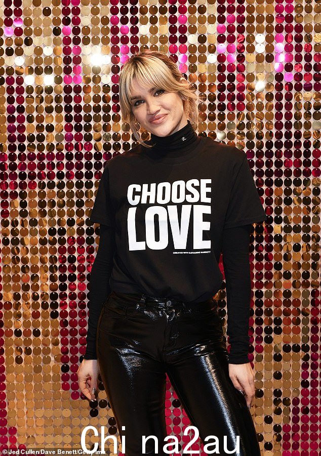 工作日:表演者在参观伦敦的 Choose Love 商店时掀起了一场风暴,下午她在那里担任收银员