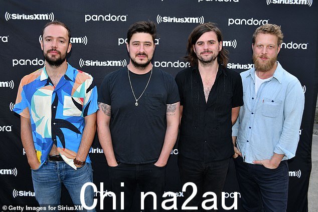这位多才多艺的音乐家于 2007 年与其他音乐家 Ted Dwane(最右边)、Ben Lovett(最左边)和 Winston Marshall(中间右边)组成了 Mumford & Sons