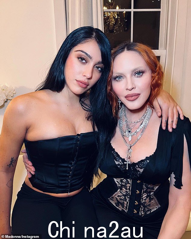 她的第一个孩子:女儿 Lourdes 穿着黑色缎面紧身胸衣很漂亮,当她加了休闲裤时,她的肚子闪闪发光