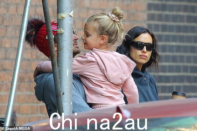 Spotted:Bradley Cooper 和 Irina Shayk 在星期四与女儿 Lea 一起度过感恩节时进一步证实了他们重新点燃浪漫之火的谣言