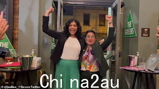 拉特南女士和德维耶特里女士抵达里士满绿党总部(如图)