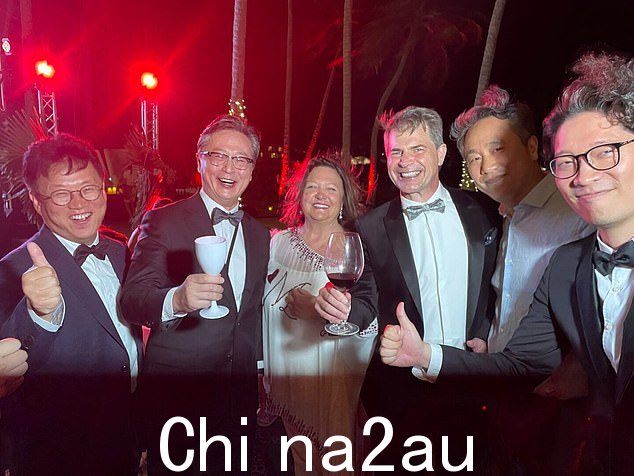 Gina Rinehart(中)与澳大利亚和海外矿业人士合影,包括 Hancock Prospecting 首席执行官 Garry Korte(右三)
