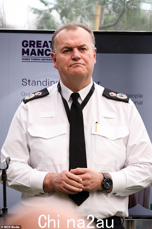 大曼彻斯特的首席警官 Stephen Watson 正着手重塑他的警察队伍,告诉警官继续工作而不是专注于监管社交媒体