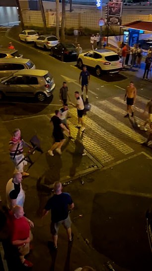 在美洲海滩的维罗尼卡大道上,数十名流氓互相拳打脚踢,并向对方扔椅子。