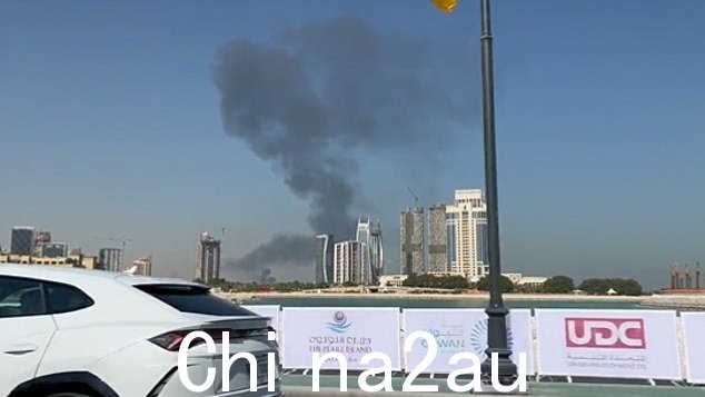 大火从数英里外都能看到,首都多哈以北的整个屋顶都被烧毁了