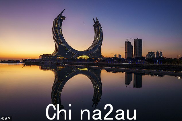 已经完成的一个开发项目是 Crescent Tower,照片是在世界杯开幕后的周四