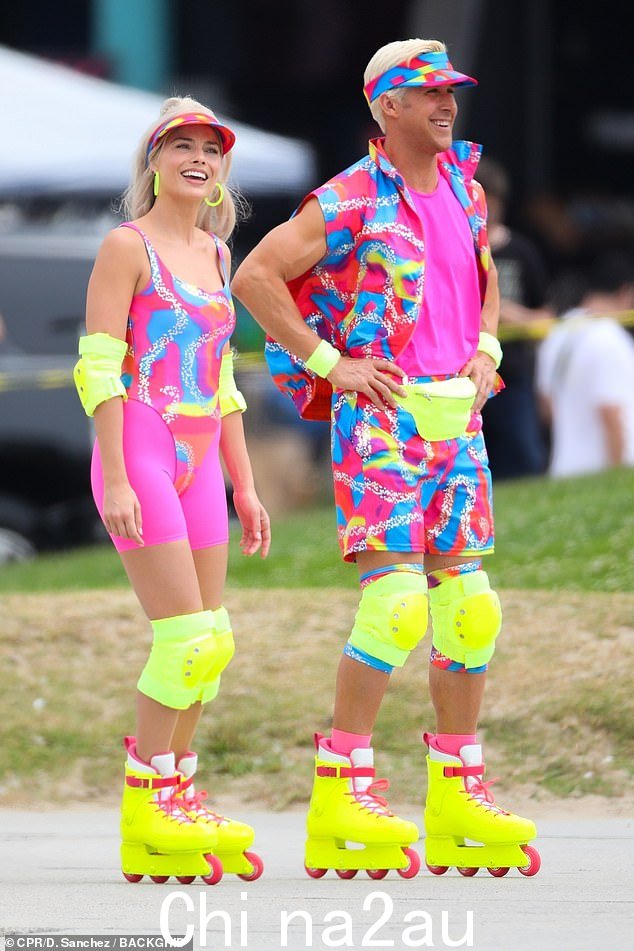 转变:Margot Robbie 扮演芭比娃娃,Ryan Gosling 穿上 Ken for Barbie 的轮滑鞋,明星们将于 6 月在加利福尼亚州威尼斯的片场亮相
