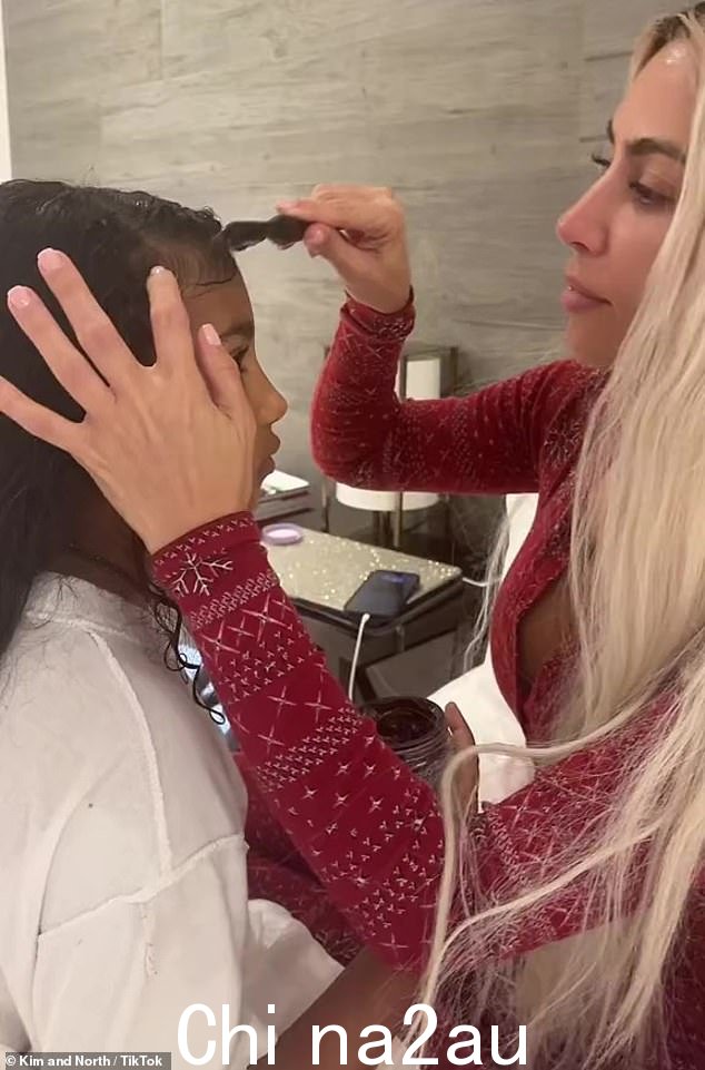 有一个舞会:金·卡戴珊 (Kim Kardashian) 九岁的女儿 North West 在感恩节后的晚上整理头发时受到了可爱的骚扰