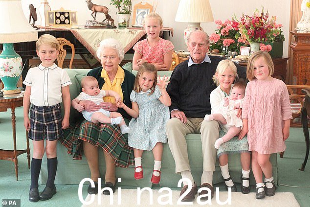 作为威尔士亲王的第二个孩子,夏洛特排在父亲威廉王子和弟弟乔治王子之后的第三顺位继承人。图为(从左到右)乔治王子、路易王子被伊丽莎白二世抱着,萨凡纳菲利普斯(站在后面)、夏洛特公主、爱丁堡公爵、伊斯拉菲利普斯抱着莉娜廷德尔,以及 2018 年的米娅廷德尔