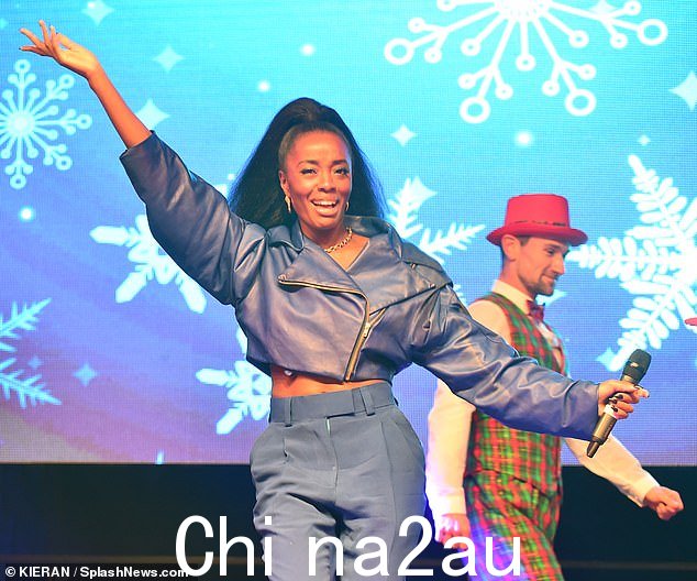 AJ Odudu 身穿短款皮夹克看起来很时尚,因为她在回到家乡打开圣诞灯饰时融入了节日气氛