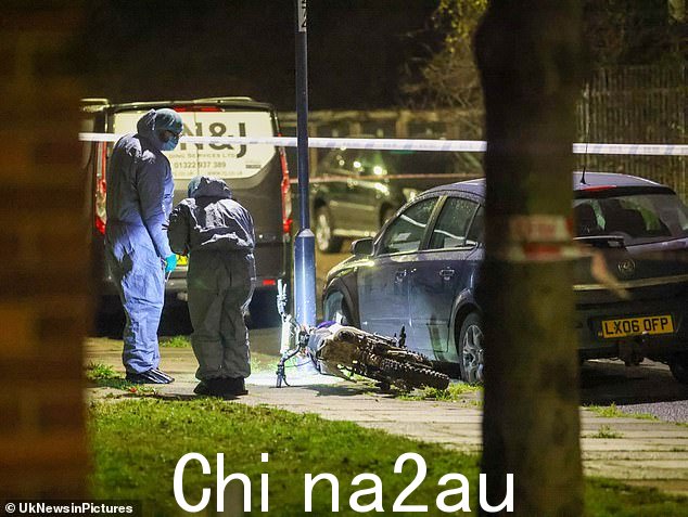 照片中的法医人员位于周六晚上在伦敦发生致命的双重杀戮事件后的犯罪现场,两名 16 岁男孩被刺死