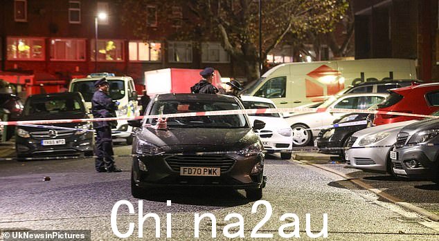 官员们正在寻找证人以紧急确定这两起死亡事件之间的任何联系,这发生在彼此相距不到一英里。官员在现场合照