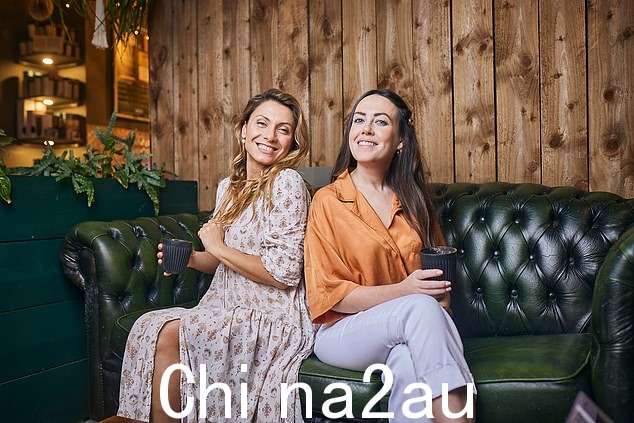 CONNECTION:Aura Enache,最左边,和 Stephanie Dunleavy 在 Alpha Course 上认识