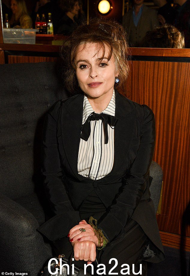 不适合我!Helena Bonham Carter 在讨论针对其他明星约翰尼德普和 JK 罗琳(最近上图)的'政治迫害'时公开表达了她对取消文化的仇恨
