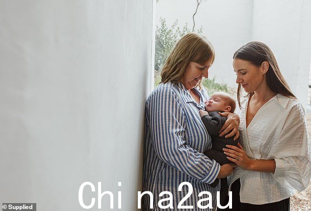她的妈妈朱莉·瓦特(如图)下来支持 Tahnee 分娩,并在她与极度痛苦作斗争时留下来。朱莉是第一个说她女儿的症状看起来像中风的人