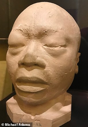 1875 年,中国囚犯 An Gaa 因谋杀而被绞死。由于精神错乱,他被广泛认为是无辜的。Gaa 的死亡面具如图所示
