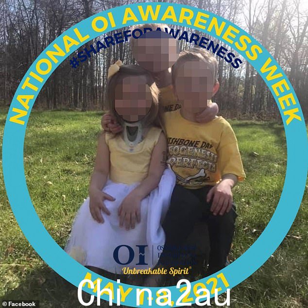 她的另外两个孩子并没有毫发无损,因为他们的母亲自我诊断出他们患有成骨不全症或脆骨病。她强迫她的孩子戴上颈托和石膏,尽管没有真正受伤