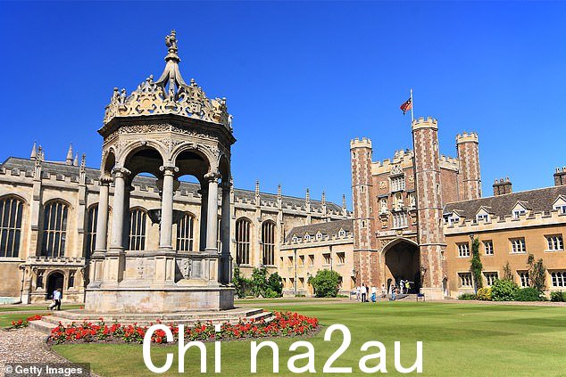 三一学院,崇拜者在离开布道时向三一学院院长高喊'异端',如图所示