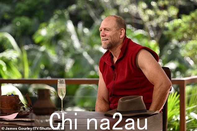 干杯! Mike 在被淘汰后与 Ant 和 Dec 聊天时享受了一杯香槟