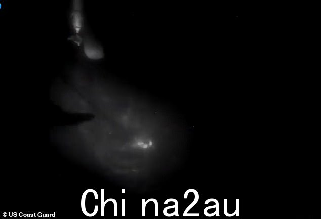 然后他被绞车吊向直升机,并在接受医学评估之前被捆绑到直升机中
