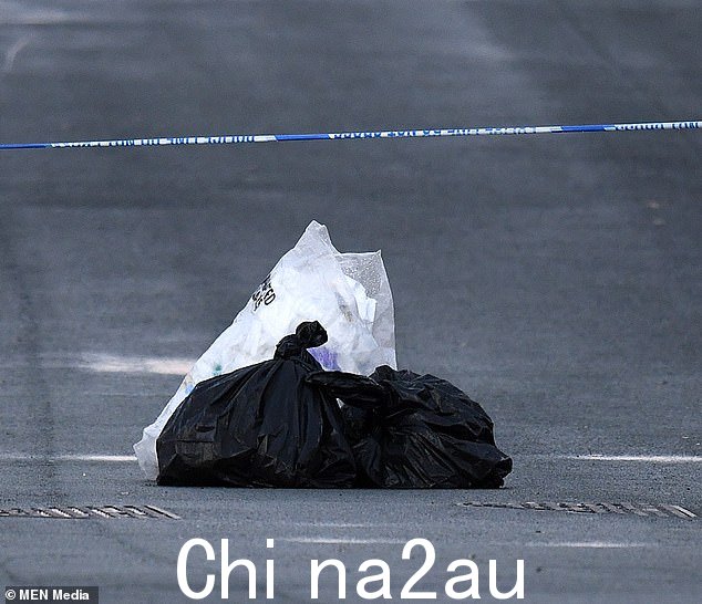 警察封锁了街道的一大片区域并搜集了可能需要检查的证据