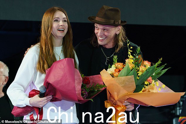 Dashing:她与《怪奇物语》第 4 季的爆红明星 Jamie Campbell Bower 一同登台,他身穿全黑衣,身着黑色套头衫,头戴棕色帽子,看起来很潇洒