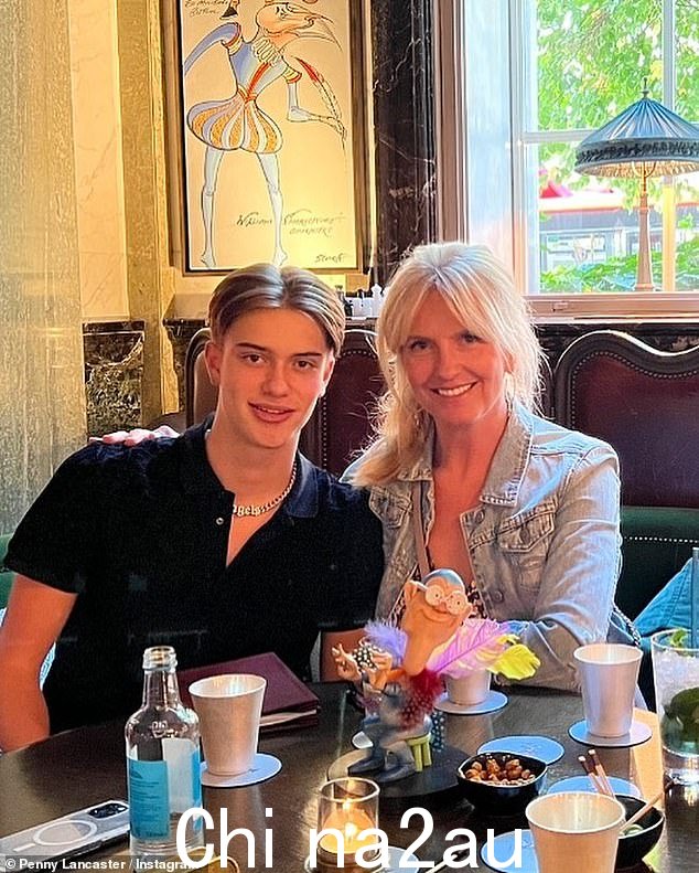 生日快乐:Penny Lancaster 的大男孩 Alistair 这个周末就要满 17 岁了,警察在 Instagram 上祝他生日快乐