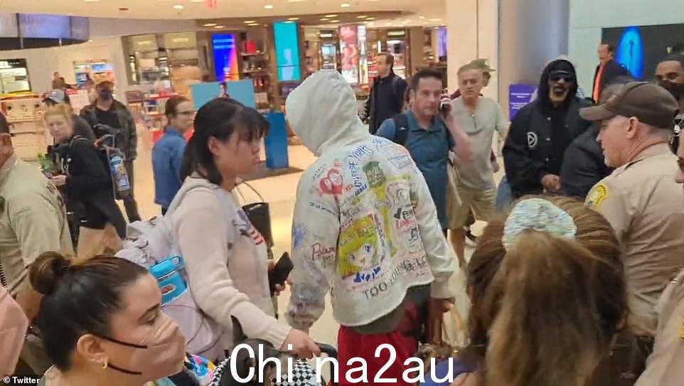 他被拍到被乘客护送下飞机——许多人对贝克汉姆在一年中最繁忙的周末延误航班的行为感到不满