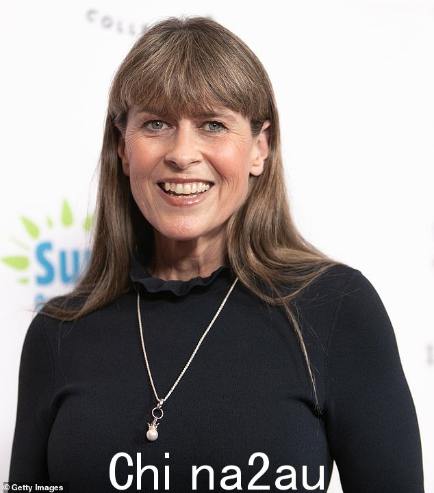 Terri Irwin(如图)周日在布里斯班举行的一年一度的 Steve Irwin Gala 上与 The Wiggles 一起表演时,她摇摆着她笨拙的舞蹈动作,引起了人们的注意