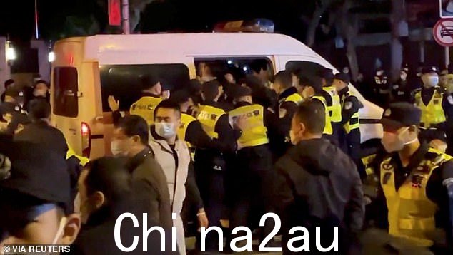 令人震惊的是,家里挤满了正在经历 Covid 封锁的第三个月的家庭,由于独裁政权对健康的残酷限制,他们发现自己陷入了熊熊燃烧的地狱