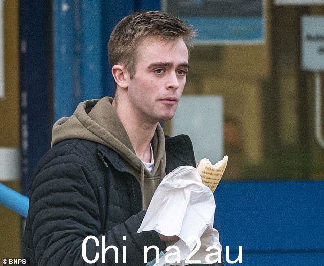 23 岁的树木外科医生亚历山大·法雷尔 (Alexander Farrell) 在多塞特郡伯恩茅斯 (Bournemouth, Dorset) 度过了一个夜晚,跳进了单层“安全巴士”的驾驶室(如图所示,离开普尔地方法院)