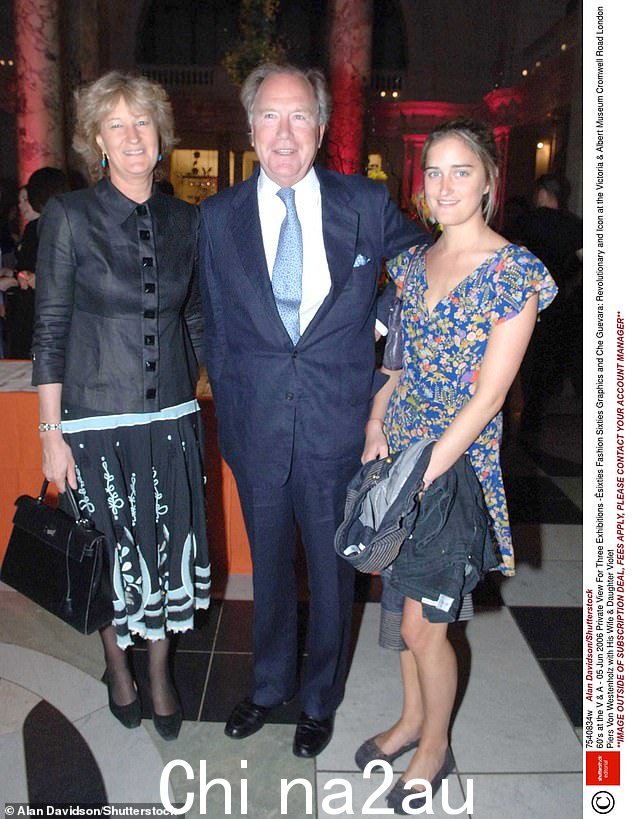 Jane von Westenholz(2006 年与她的丈夫 Piers 和女儿 Violet 在 V&A 博物馆合影)是女王的同伴之一