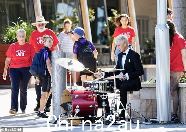 下一个杰德被发现做他最擅长的事,因为他在鼓上敲打着曲子,群众演员穿着红色的'Team Jed ' T-shirts