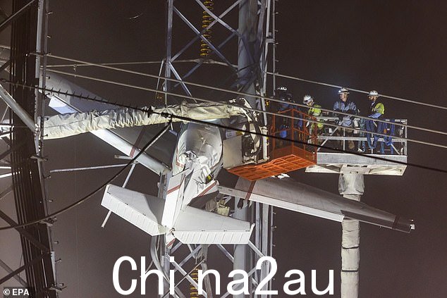 周一早些时候,在马里兰州,两人从一架小型飞机上被救出,几个小时后他们撞上了电线,导致周边县城大范围停电