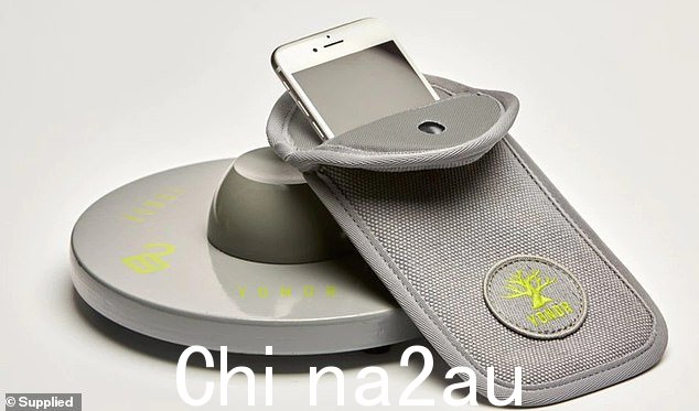 南澳大利亚州禁止使用手机公立中学要求学生将设备留在家里或在学校存储中关闭电源。需要在课堂上使用其设备的学生将获得一个可上锁的铅衬袋(如图)