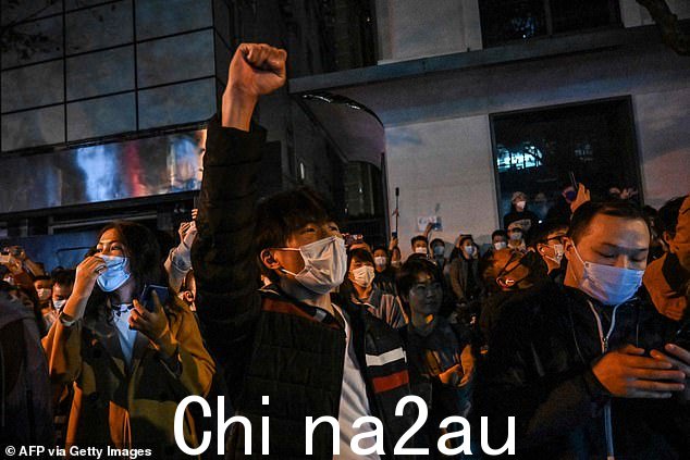 人们聚集在上海街头高喊口号,表达对习近平专制统治的愤怒