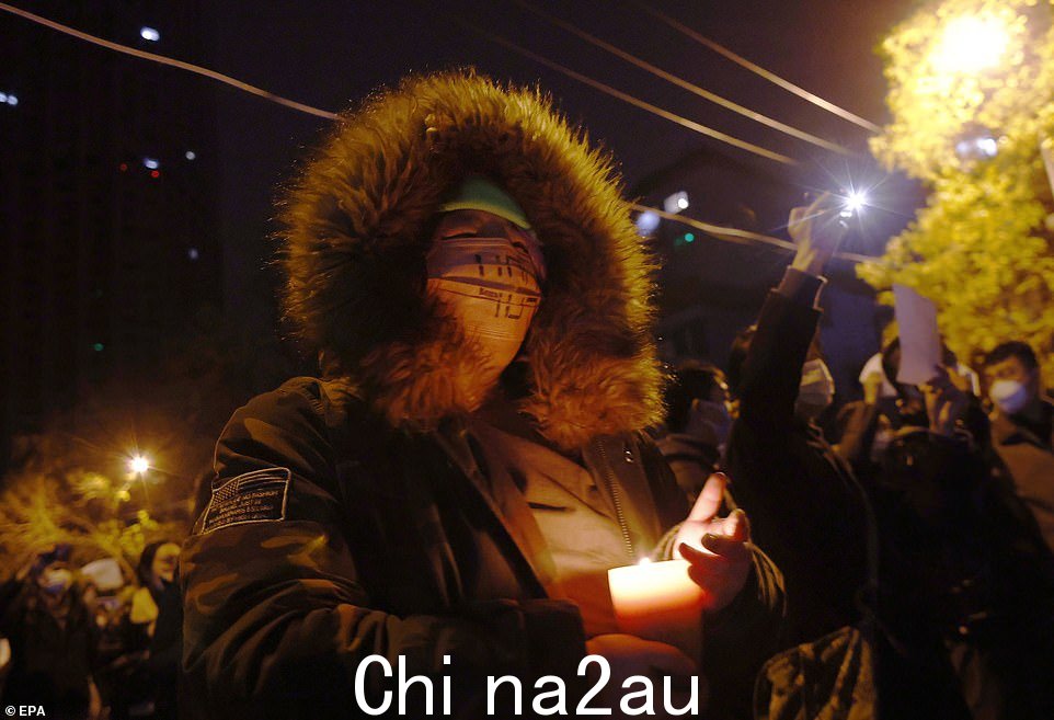 抗议者在抗议期间手持蜡烛和空白白纸