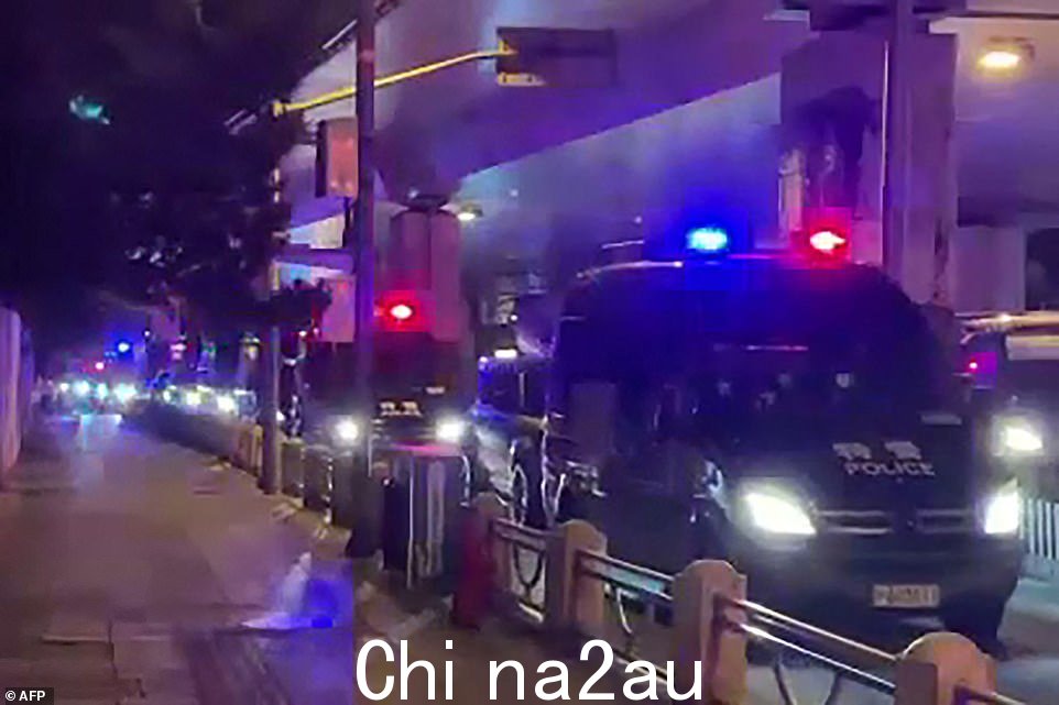 视频抓取显示在上海抗议中国的 Covid-19 限制期间有一排警车