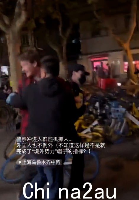 可以听到劳伦斯先生在被中国官员强行带走时拼命尖叫'打电话给领事馆'